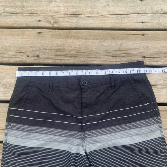 West Forty Nine Submersible Hybrid Shorts | Size 36 - Picture 7 of 7